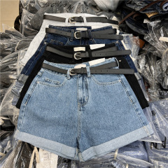 夏の女装はデニムのショートパンツを巻いて、太っています。