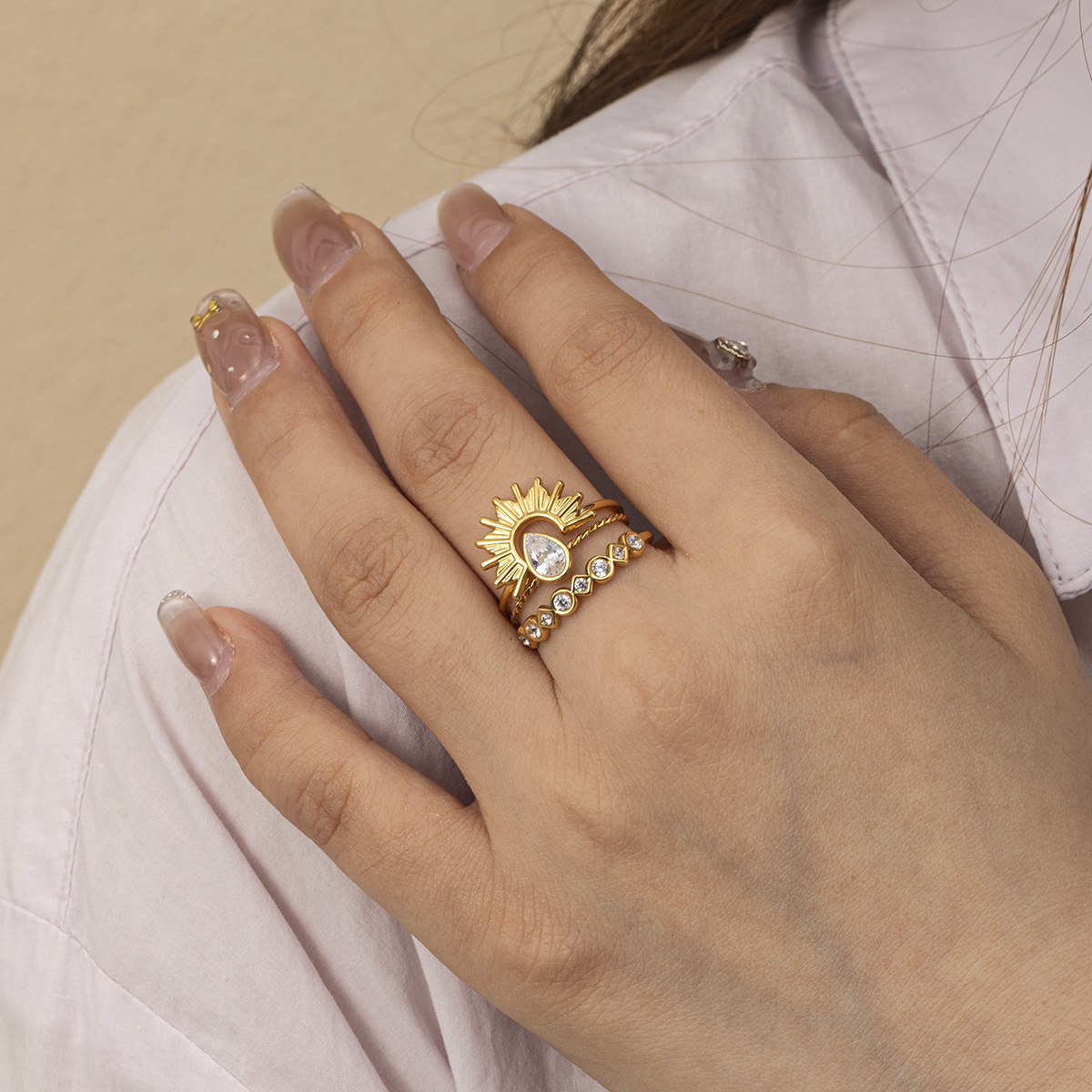 Anillo de acero inoxidable de estilo europeo y americano Tena Anillo de circón de oro de nicho femenino de 18k de sol El acero de titanio no se desvanece
