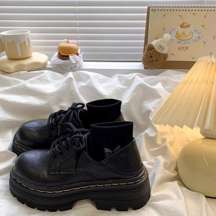 Redonda cabeza dos zapatos de cuero retrógrados para mujeres verano y otoño 2026 nuevo estilo británico con suela gruesa para ir con falda Martin zapatos individuales