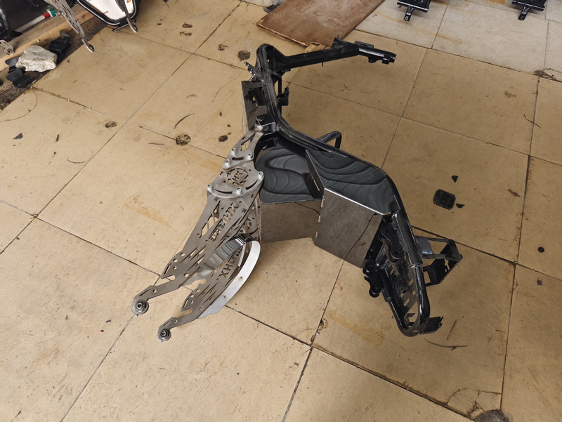 Electric motorcycle tortoise five little turtle king double extended frame to maximize the one-piece warehouse split warehouse with stainless steel flat fork in stock