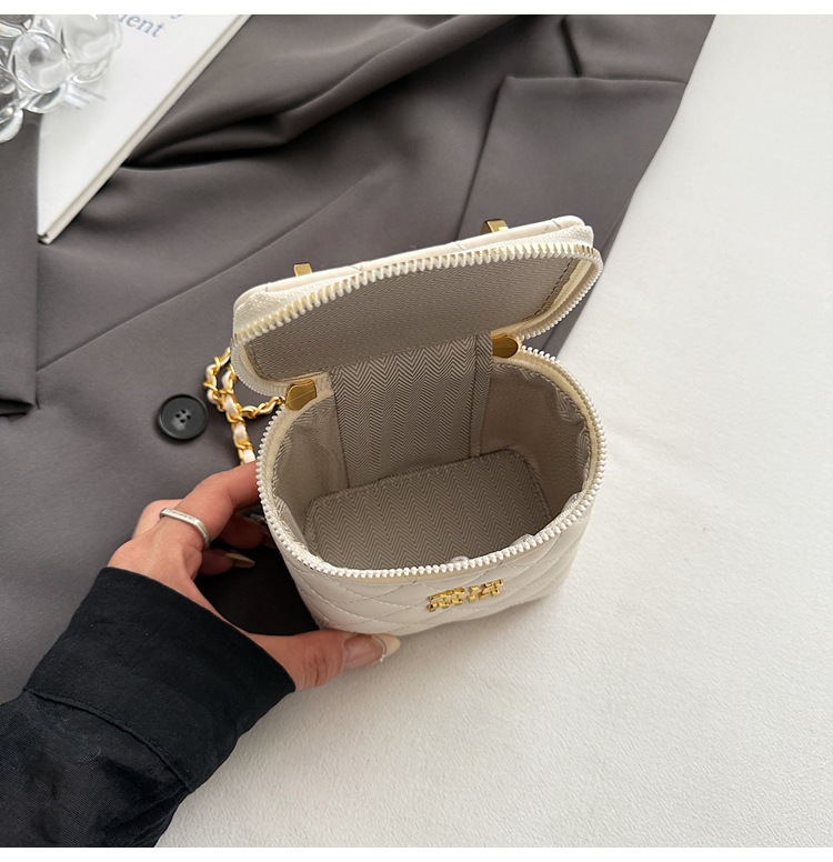 Little Bag Women 2025 Summer New Fashion diamond-shaped chain patent leather crossbody bag, versatile single-shoulder hand-carry bucket bag undefined