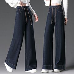 腰を緩めてひもを引くジーパン