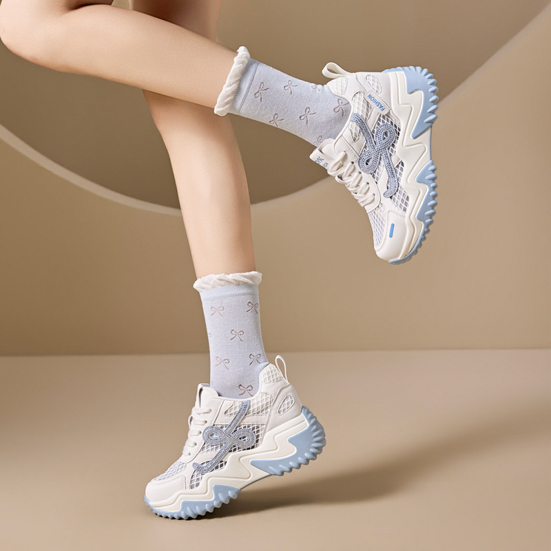 Zapatos de mujer 2026 nuevos zapatos casuales transpirables aumentan la altura de los zapatos de red de verano de 4,5 cm.