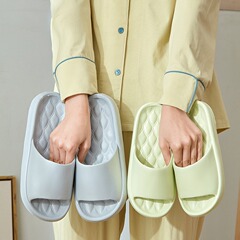 糞感の新しいスリッパを踏む屋外の柔らかい底の耐摩耗性の滑り止めが快適な白は家の中のスリッパの男性のタイプの女性の涼しさに乗ります。