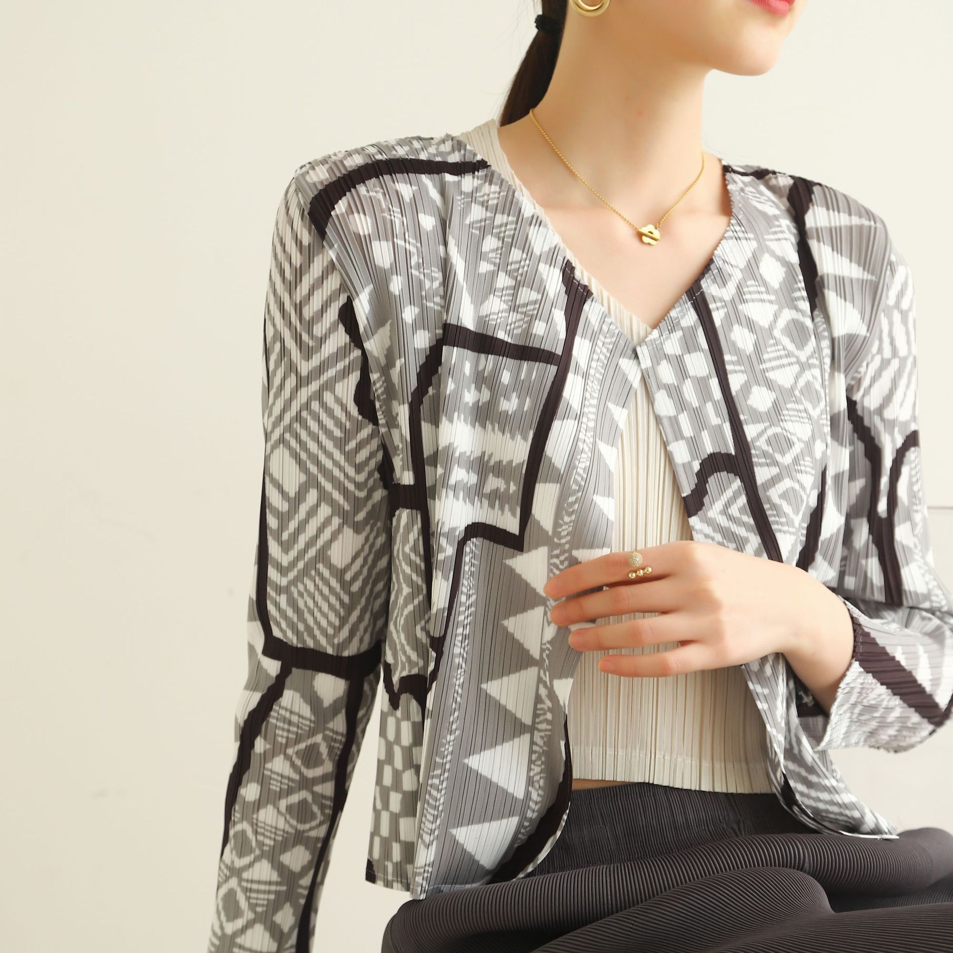 Contador de calidad otoño primavera Nueva gama alta plisado moda de la calle europea impreso cardigan versátil casual abrigo corto