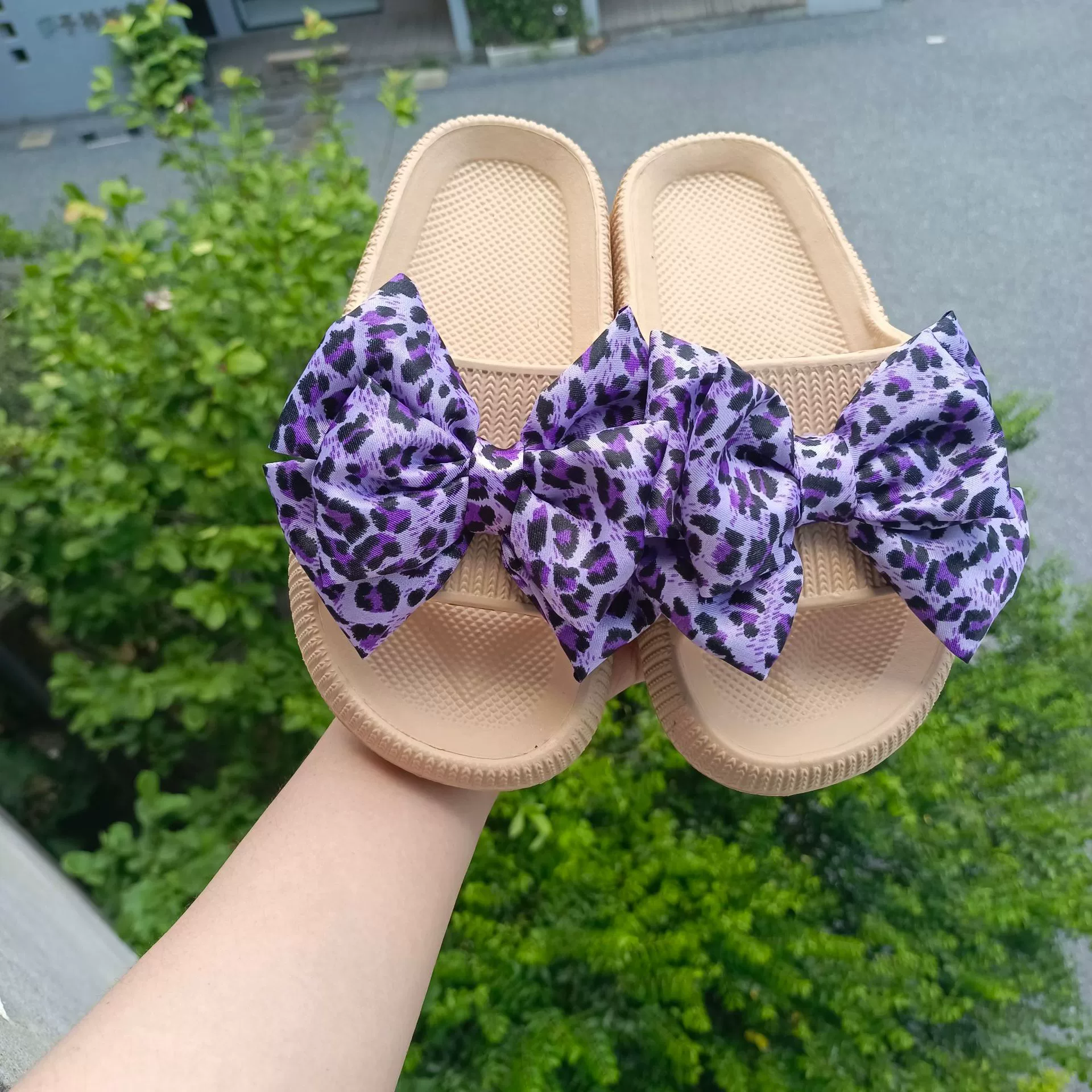 Новые стильные женские тапочки с мягкой амортизирующей подушечкой, нескользящие, устойчивые к запахам, подходящие для использования на улице, с толстой подошвой из плоского материала EVA, нескользящие и износостойкие.