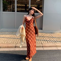诠释美 NEWOPEN 25秋茶歇复古度假掐腰长裙格纹吊带连衣裙女F6228