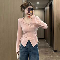 大きいサイズのピンクの白いvネックの長袖のニットの女性の秋の太っているmmは腰を収めて明らかに内を掛けて小さいシャツの上着を着ます。
