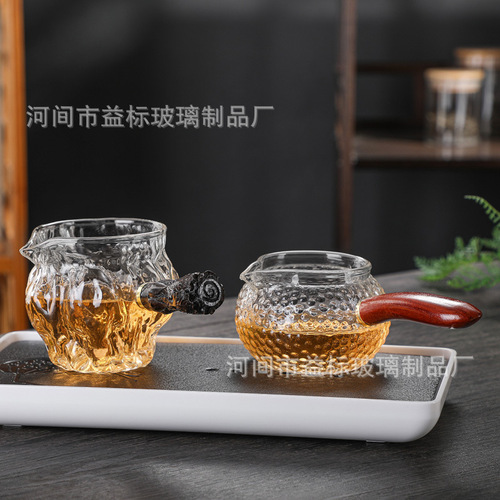High borosilicate glass male cup thickened wooden handle hammer pattern side handle male cup pouring tea cup walnut tea sea glass fair cup