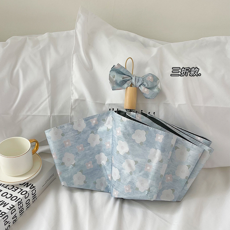 優しい風の青い花の傘は写真を撮ってきれいです。