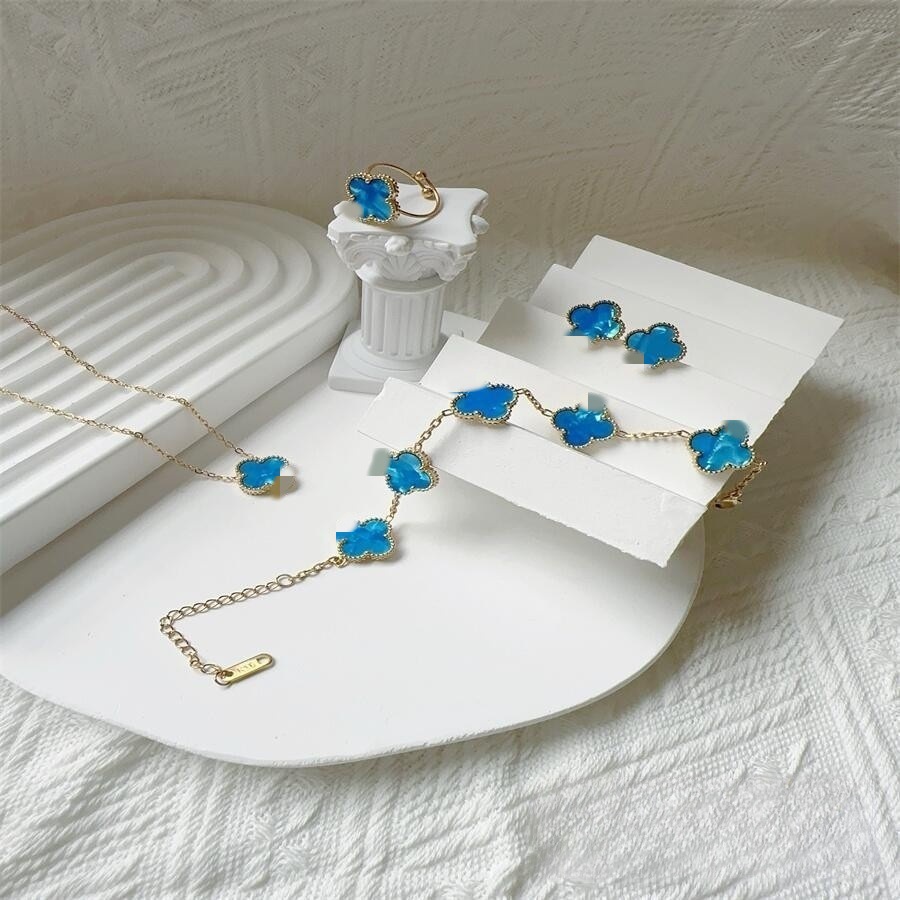 Estilo caliente Este trébol de cuatro hojas 13MM Pulsera de cinco flores 18K Pulsera de trébol de cuatro hojas Collar Pendientes Juego de anillo sin decoloración