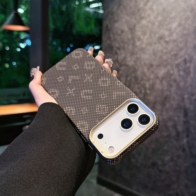 夜光文字入りカーボンファイバー柄、Apple 17 Pro用マグネット式スマホケース、メタルレンズ、iPhone 16用ハードケース|undefined