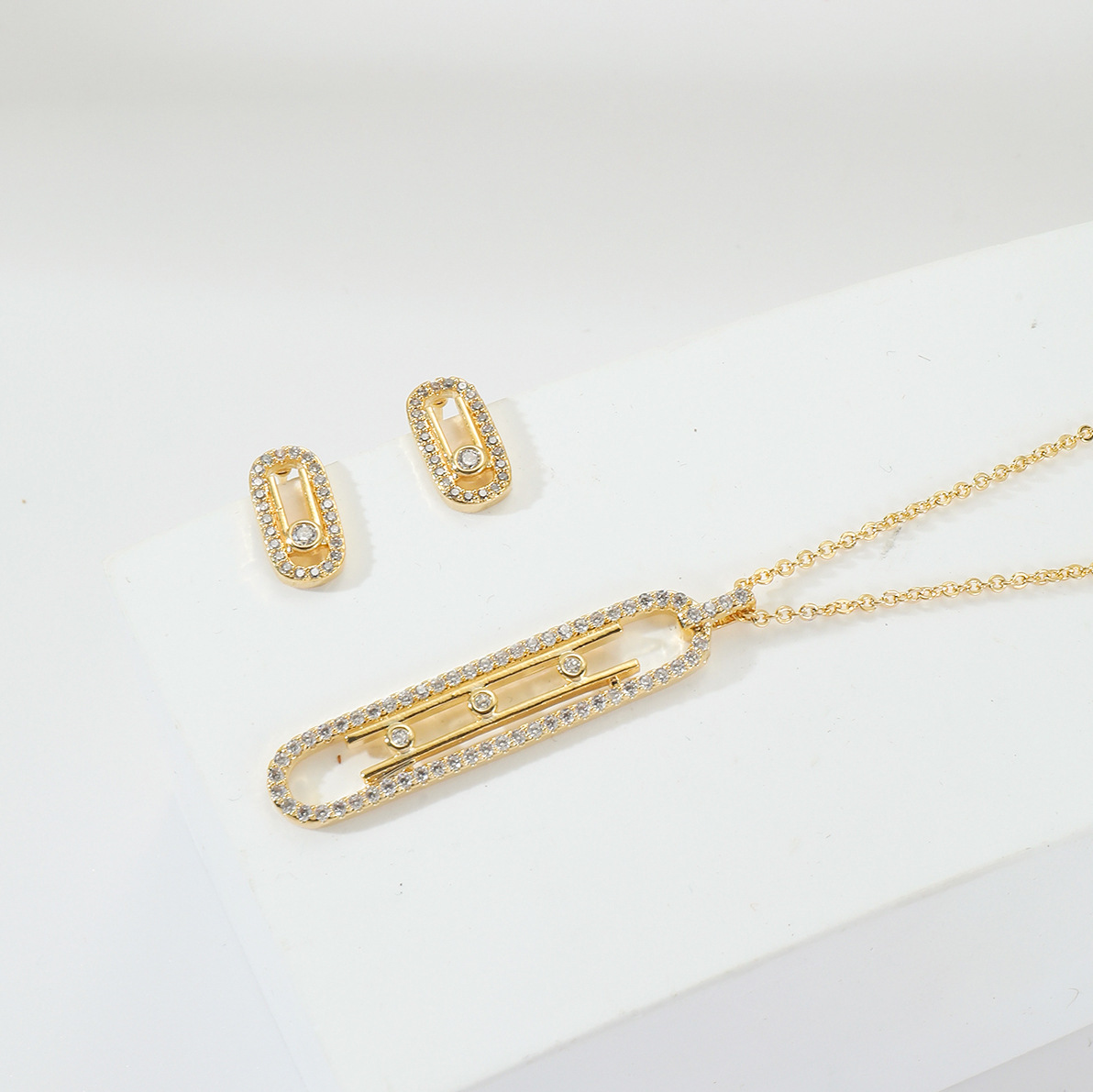 Set di gioielli con collana e orecchini classici di grandi nomi della moda Meijia_voghion.com