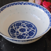 供应镂空雕刻米粒碗釉下彩青花玲珑瓷汤碗盘子老式手工蓝边碗
