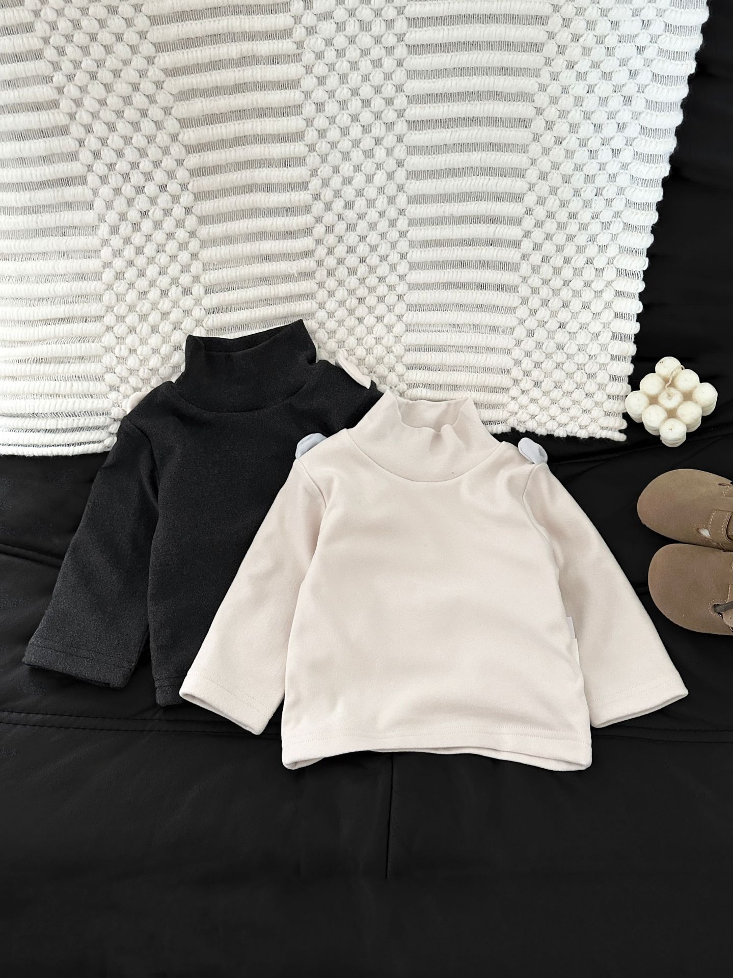 Baby otoño y invierno versátil camiseta de base, nuevo estilo de medio cuello cómodo para niños y niñas, ropa caliente para bebés gruesa
