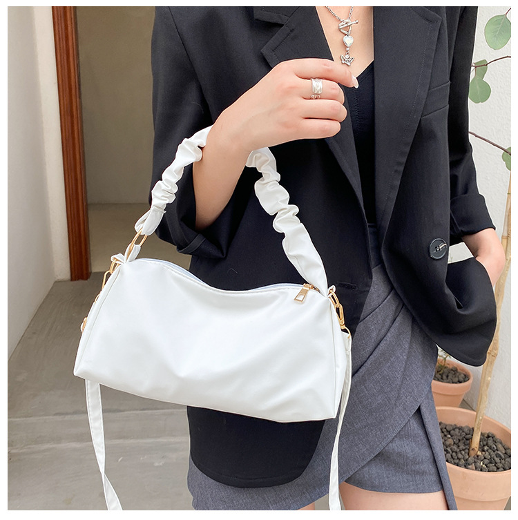 Nihaojewelry Wholesale Simple Casual Soft Leather Fold Solid Color Shoulder Bag display picture 15