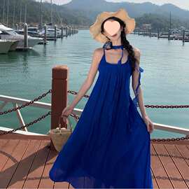 海边度假风蓝色吊带连衣裙子女夏2025新款收腰绝美沙滩巨好看长裙