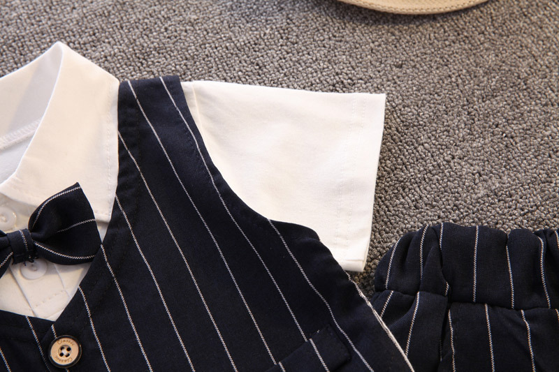 竖条领结背带套装