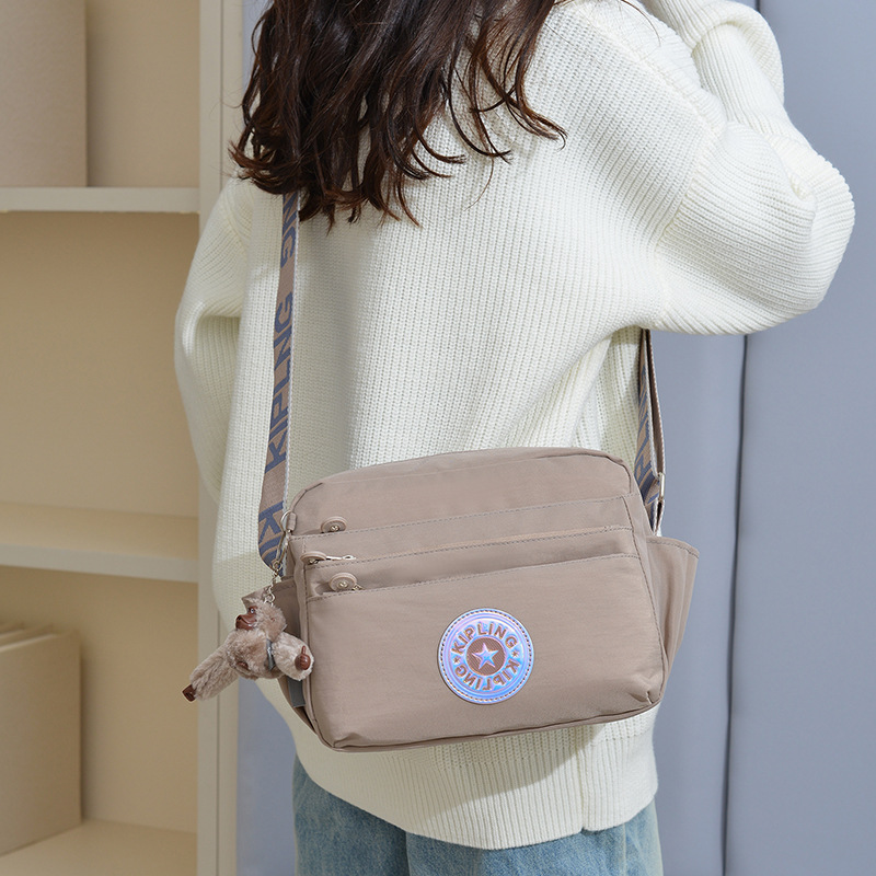 Nuevo bolso de hombro para mujer kp bolso de mensajero de tela de nailon anti-salpicaduras ultraligero nuevo colgante de mono estándar damas compras diagonales