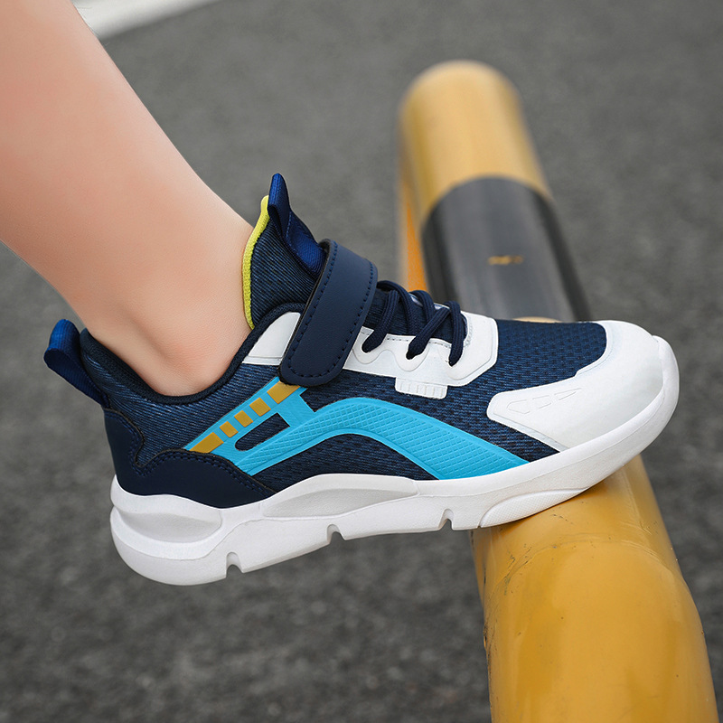 Zapatos para niños 2025 verano nuevo estilo zapatos deportivos para niños medianos y grandes