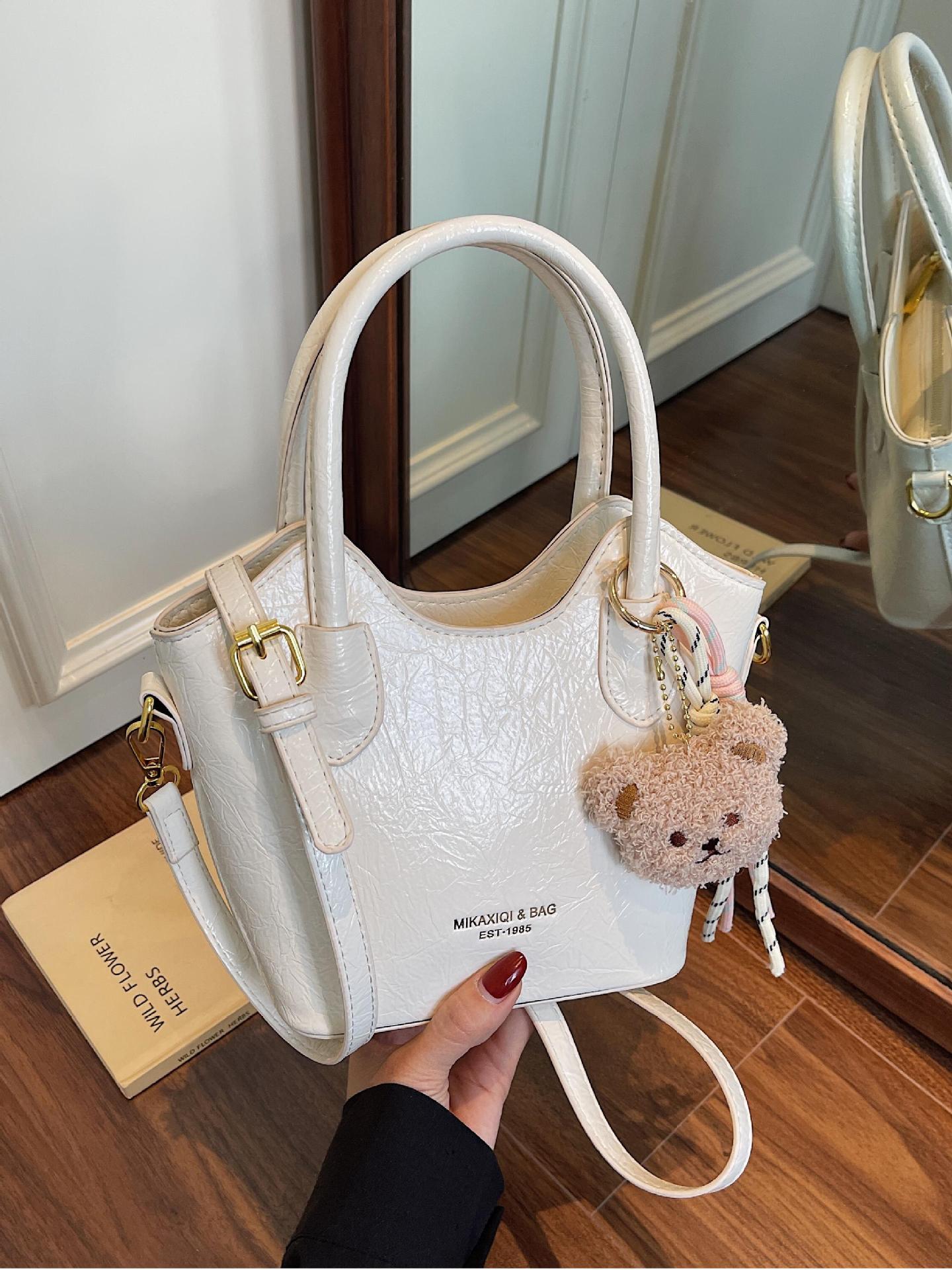 Versión coreana del bolso de cubo de mano casual simple para mujer 2025 nuevo bolso de hombro de viajero de todo fósforo bolso de mensajero de tendencia de moda