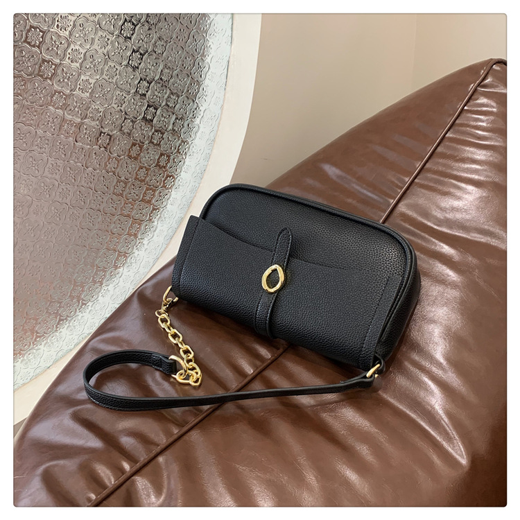 Women's Medium Pu Leather Solid Color Streetwear Magnetic Buckle Shoulder Bag display picture 9