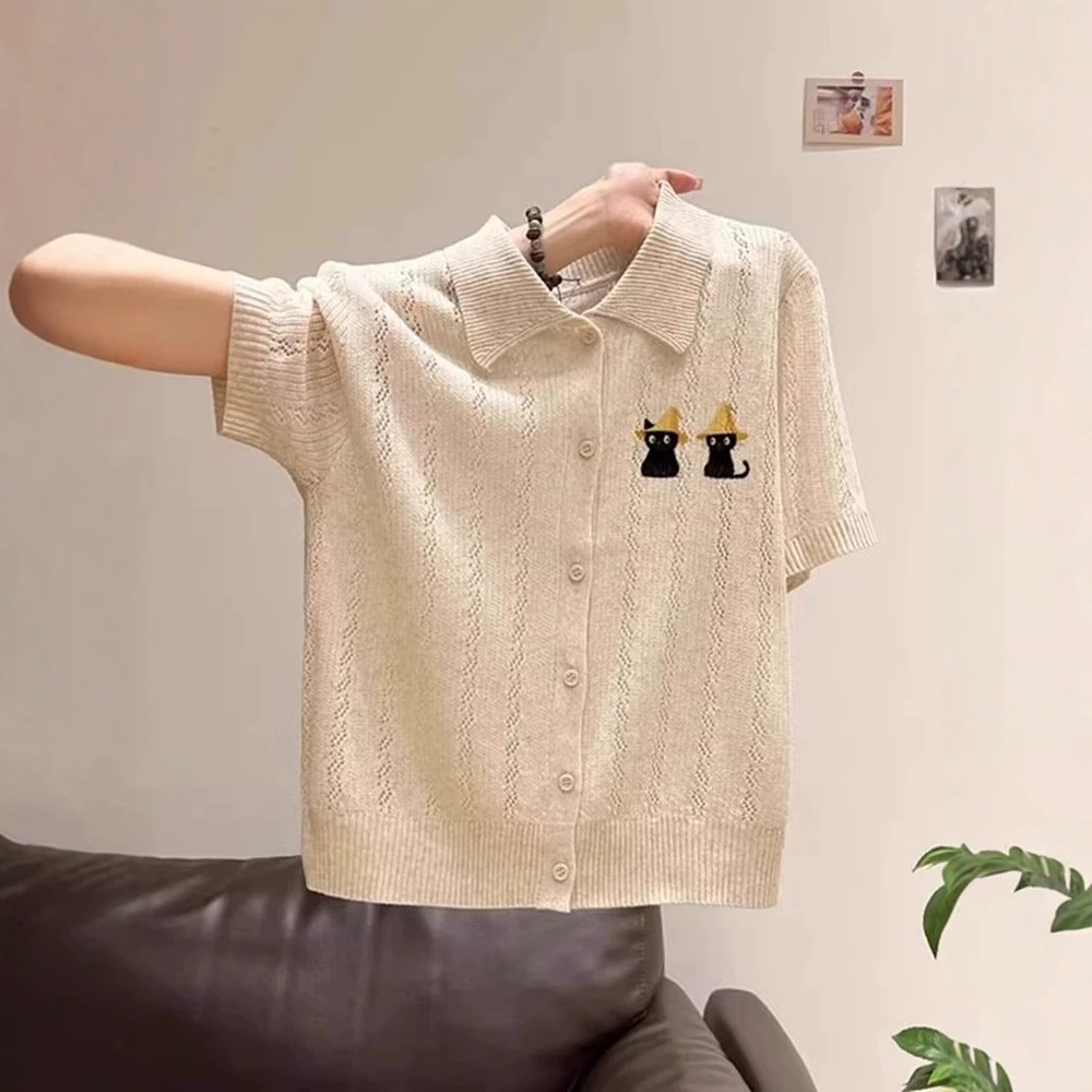 Áo polo nữ tay ngắn cổ bẻ thêu họa tiết form rộng — Màu yến mạch chi tiết 4