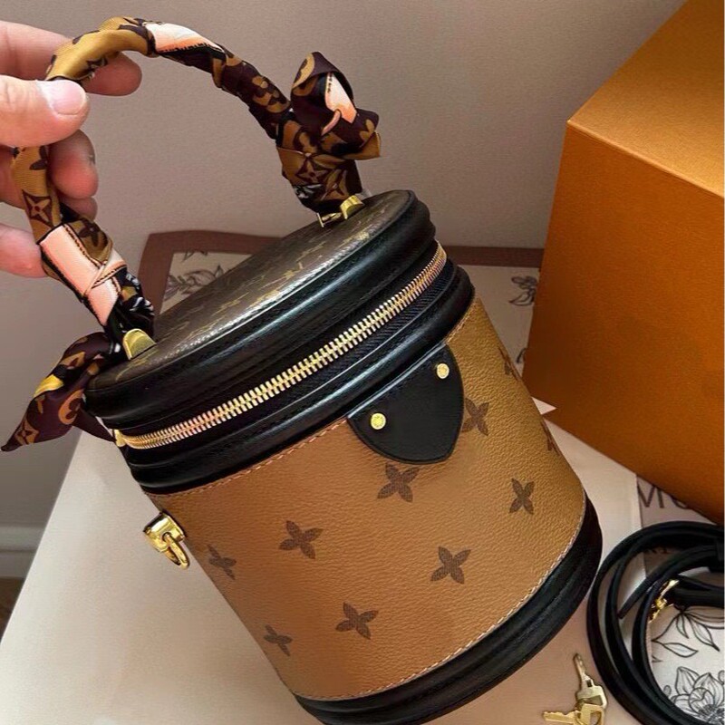 Fortune Bucket Bag with Chip New Women's Cross Print Shoulder Bag Versatile Cylinder Bag Portable Bucket Bag