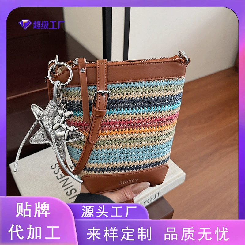 Нишевая дизайнерская плетеная сумка для женщин, лето 2025, новый стиль, мини-сумка-ведро из соломки, через плечо или кроссбоди, модная сумка для телефона.