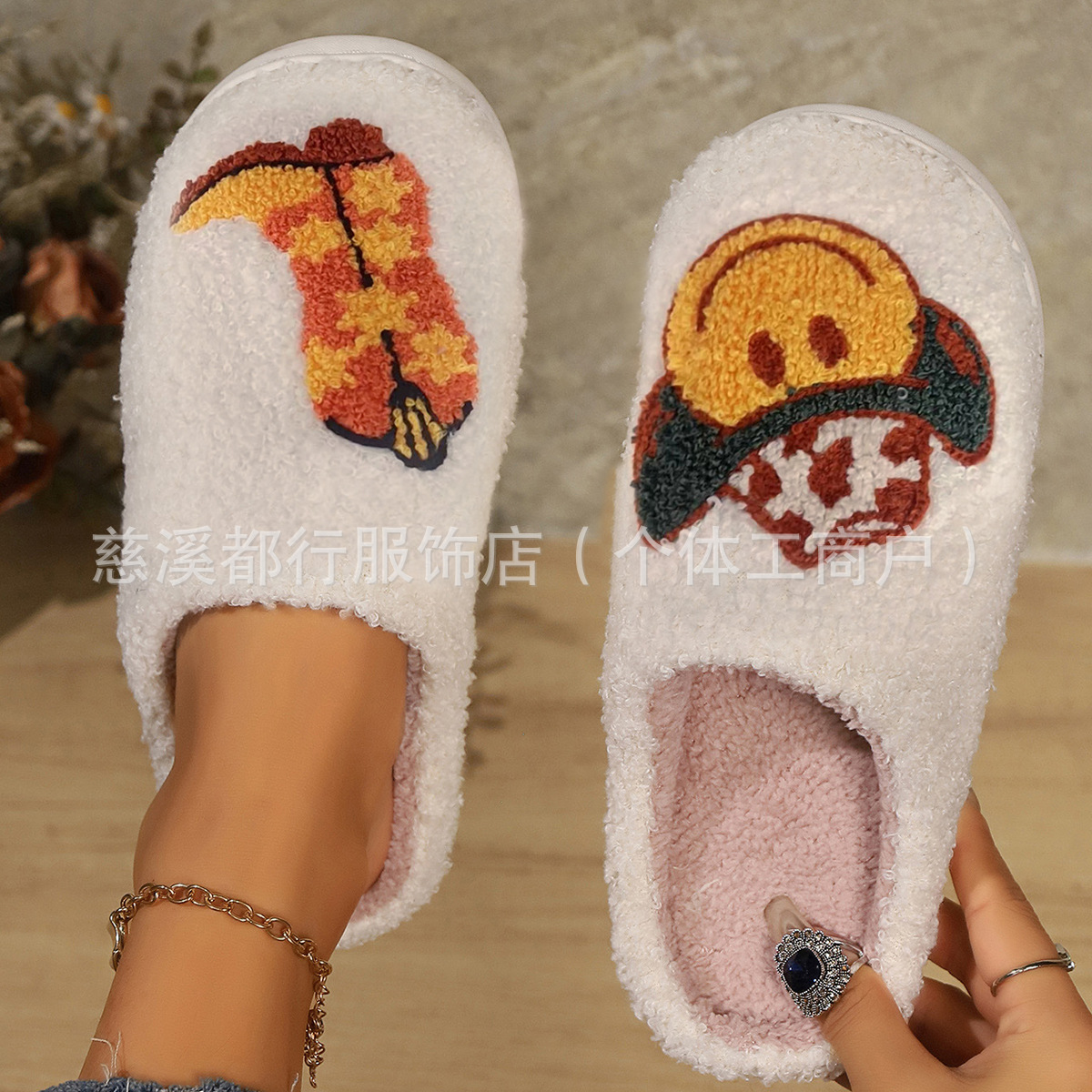 Zapatillas de algodón damas otoño y invierno interior bordado dibujos animados antideslizante piso de peluche pisar zapatillas de algodón