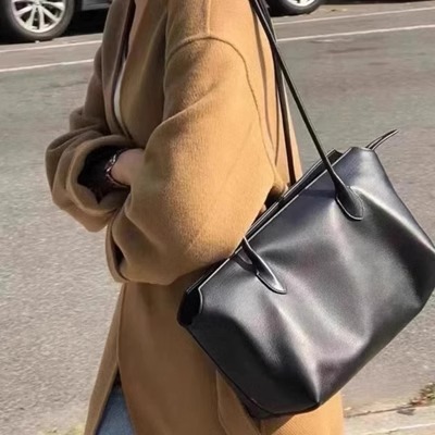 Le sac Row est fait de cuir véritable avec un design minimaliste et polyvalent. Il a une grande capacité d'épaule et un sac sous les bras,_voghion.com