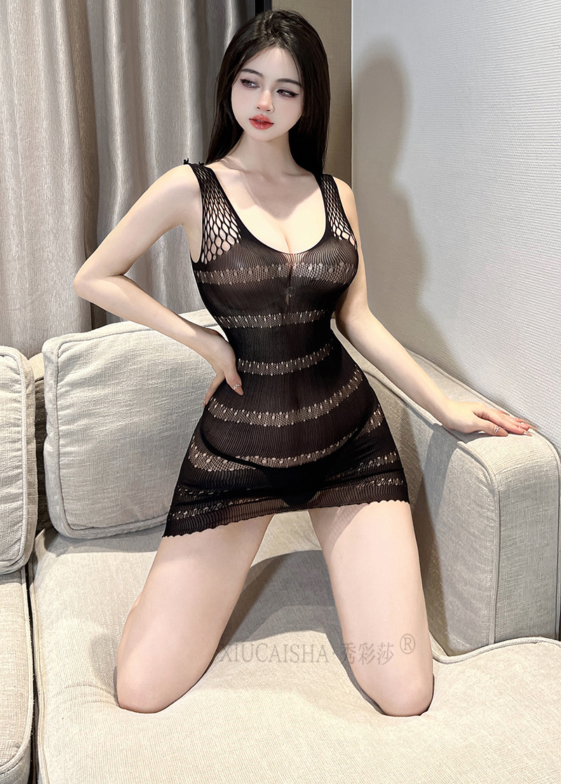 Plus Size Black Fishnet Sling Lingerie Set with Open-Crotch Design and Mesh Stockings — detail image 12