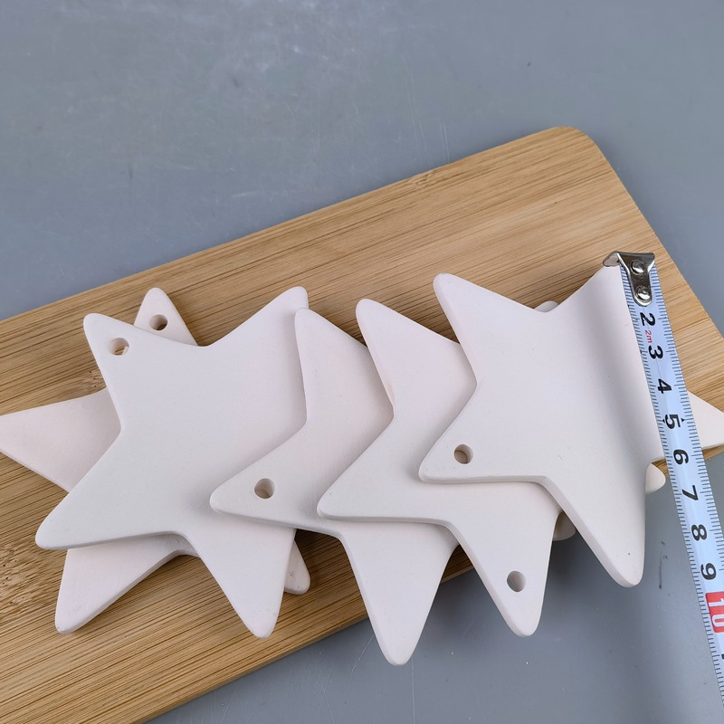 Colgantes de cerámica navideños personalizados estrella de cinco puntas casa en blanco blanco cruz en blanco taza ovalada manzana en blanco, etc.