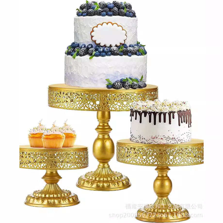 Estante de pastel de metal de lujo ligero de tres piezas set de postres postres altos pies dorados props de boda postres de gala estante de exhibición