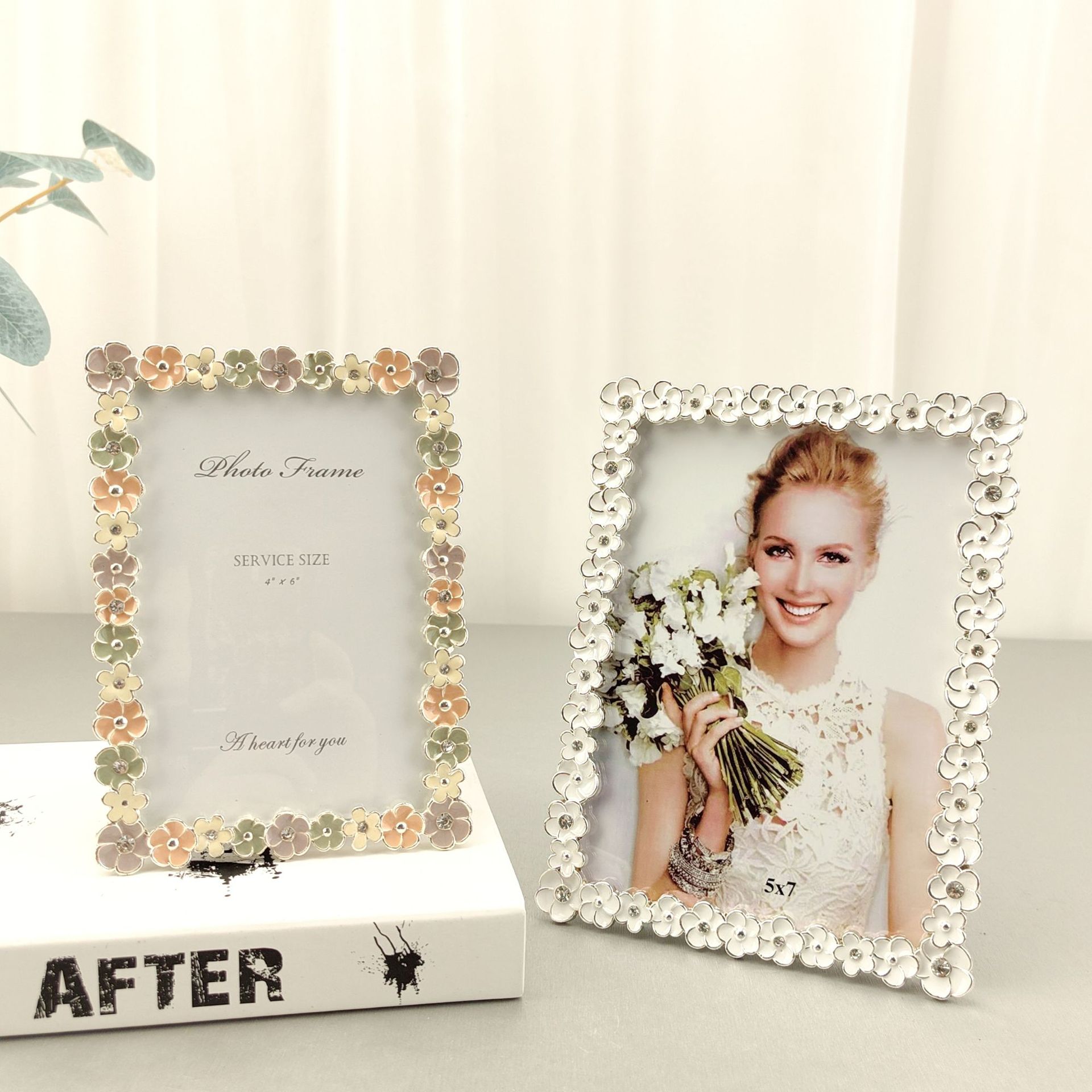 Factory wholesale simple metal plating handmade multi-color drill color white children's wedding photo frame table
