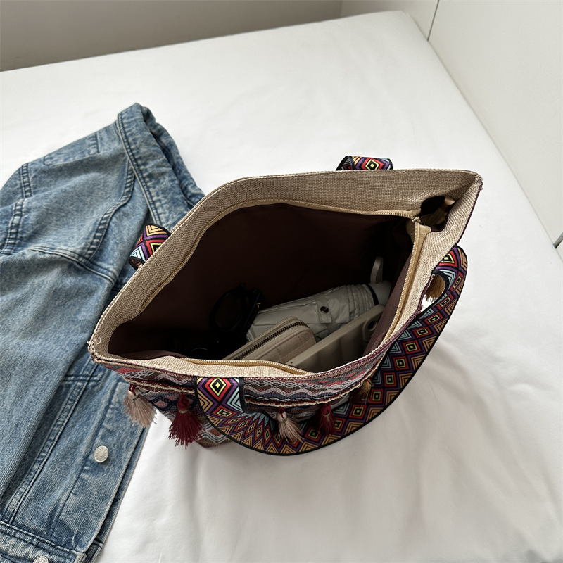 Demi-season one-shoulder bag for leisure