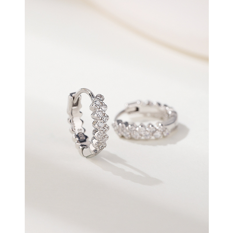 S925 pendientes incrustados de diamantes de plata esterlina pendientes de mujer Luz de lujo de alto grado pendientes de anillo liso diseño de nicho pendientes de anillo de temperamento