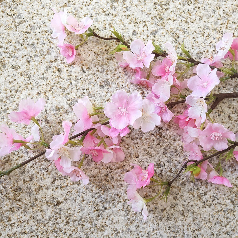Flores de seda Decoración de interiores Decoración de flores de cerezo Mesa de comedor Flores florales Ramas de flores falsas sin baile Mueble de TV de flor de durazno