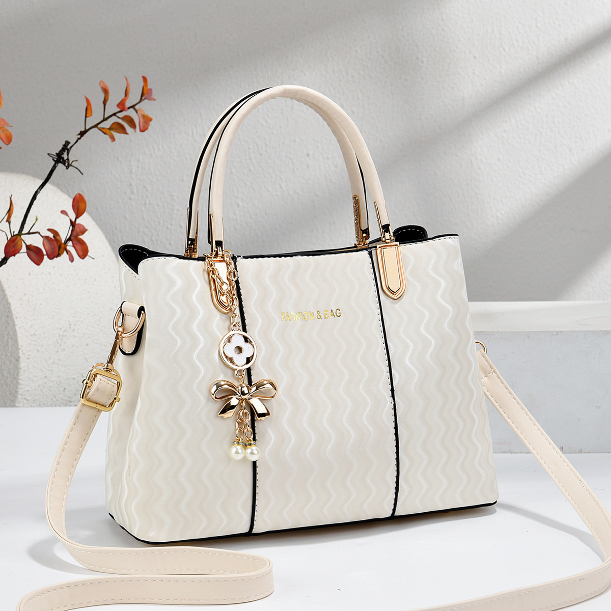2026 nueva moda coreana bolso ondulado de agua mujer ligero temperamento lujoso gran capacidad de hombro bolso de mujer suministro