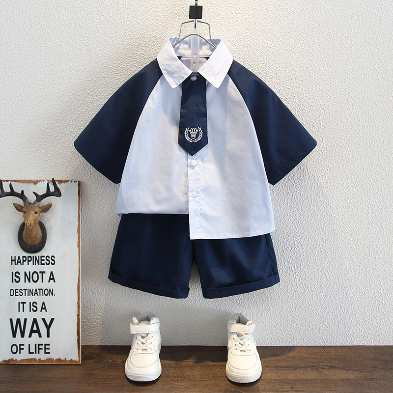 7930 traje de estilo universitario de verano para niños 2025 nueva camisa de verano para niños hermosos pantalones cortos casuales de dos piezas