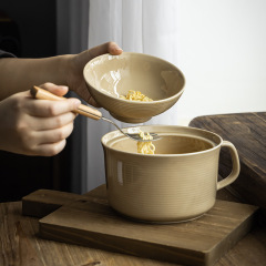 店に入ると必ず陶磁器を買います。