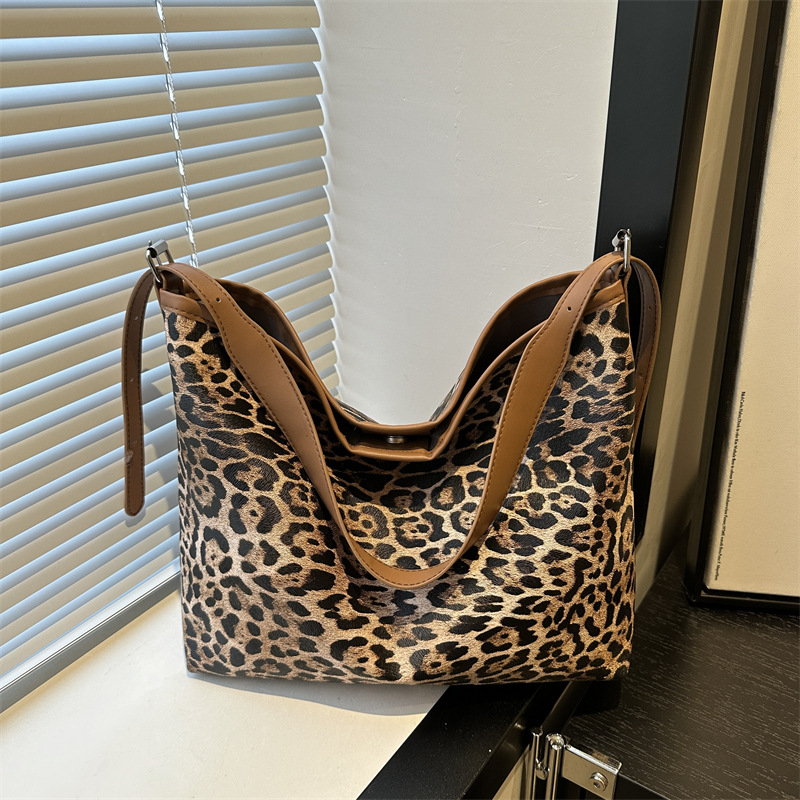 Bolso de moda de gran capacidad 2024, nuevo estilo coreano leopardo mochila retro ocio viaje bolsa de hombro