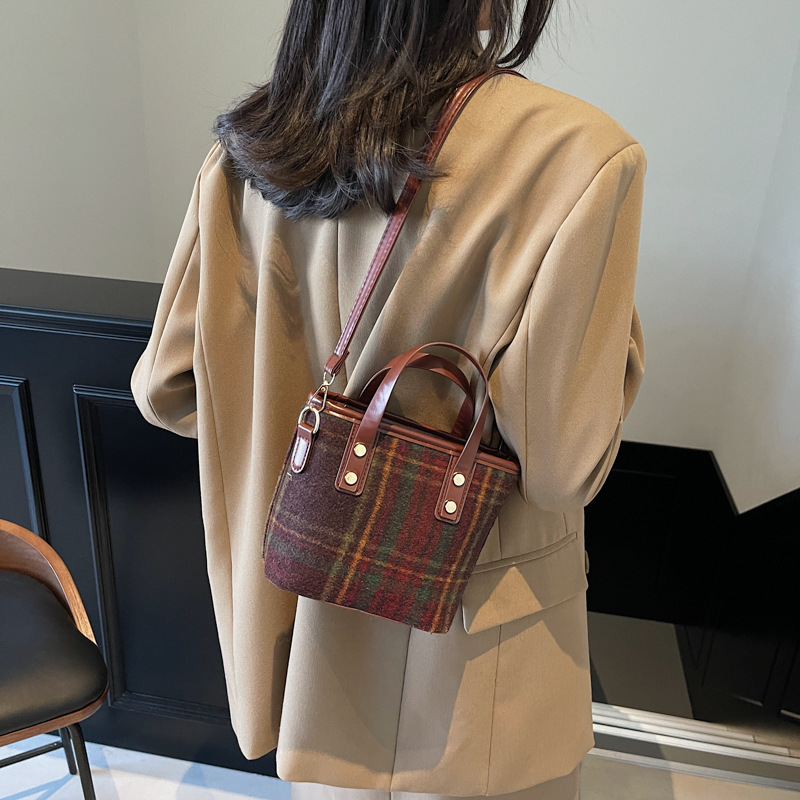 Bolsas populares de este año, bolsas de mujer a cuadrícula versátiles, 2024 nuevas bolsas de hombro de invierno, bolsas de cubo retro