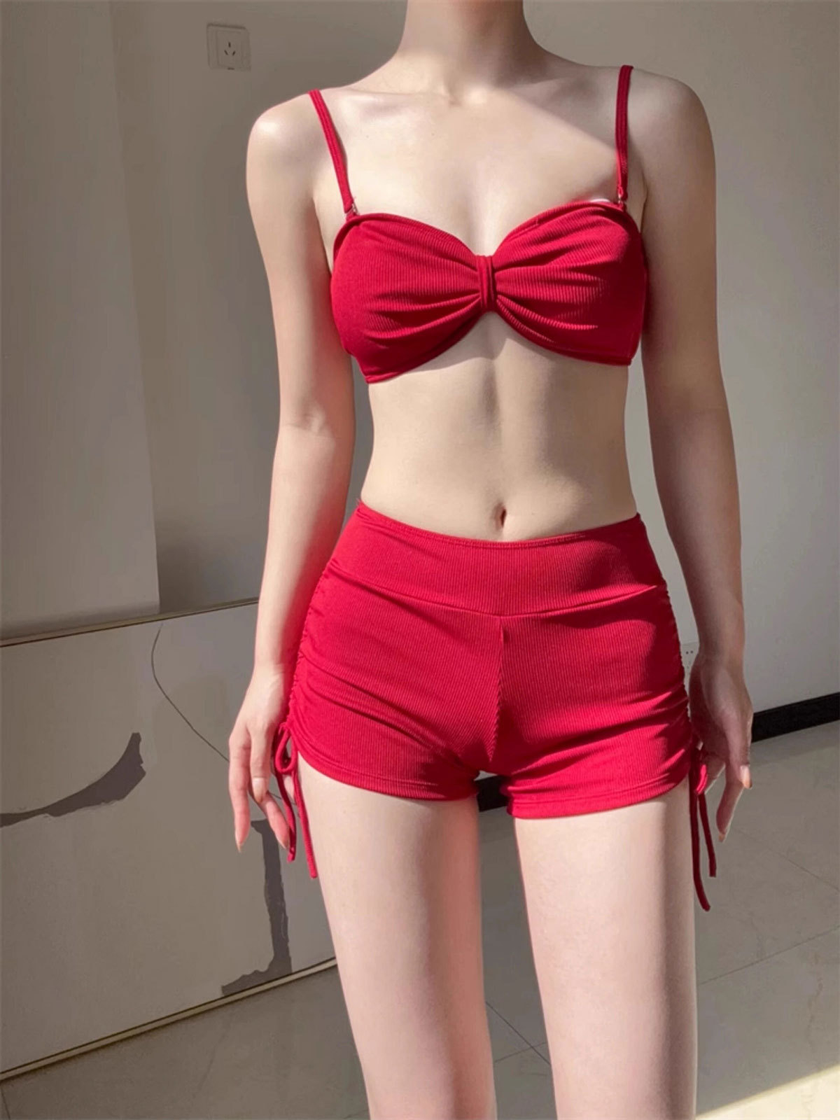 2025 nuevo traje de baño femenino coreano ins puro deseo blusa de protección solar pecho pequeño dividido, barriga cubierta delgada traje de baño sexy