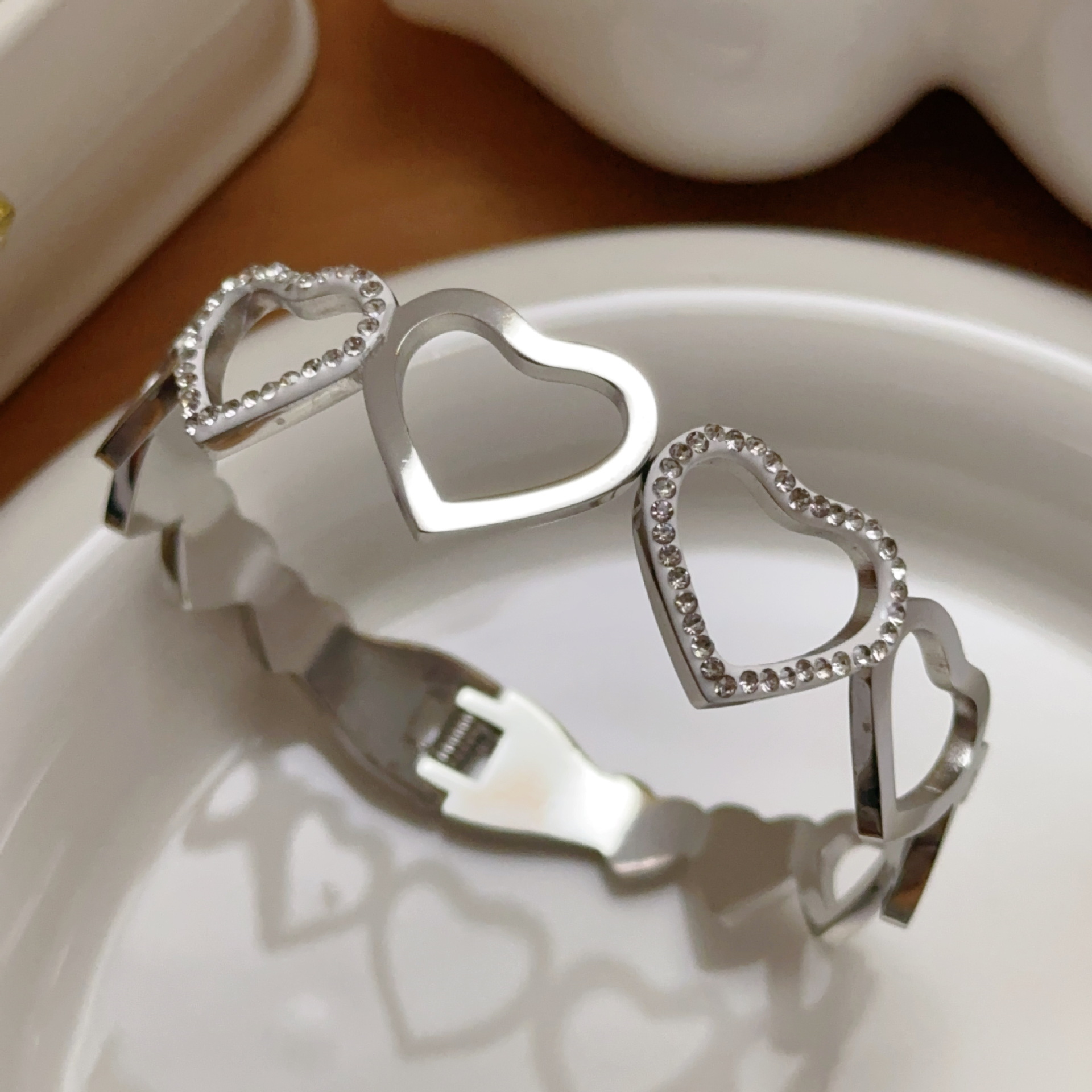 Brazalete de acero de titanio de mujeres europeas y estadounidenses de moda transfronteriza Brazalete de acero inoxidable amor hueco joyería universal