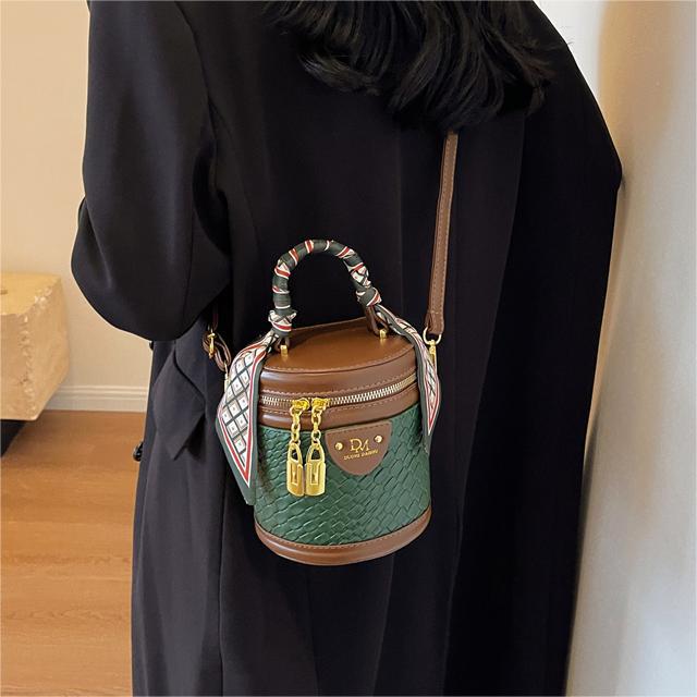 Bolso pequeño tejido de alta calidad para mujeres 2023 nuevo popular bolso de mensajero popular estilo occidental bolso de cubo del todo-fósforo