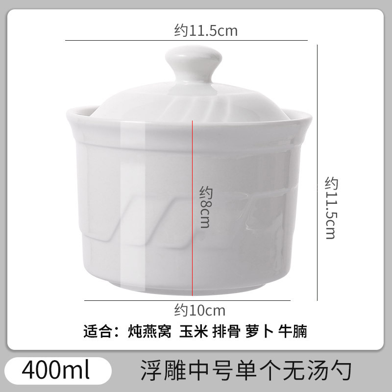 陶磁器の水をあけて杯を煮る家庭用の蓋を持って卵の碗を蒸します。|undefined