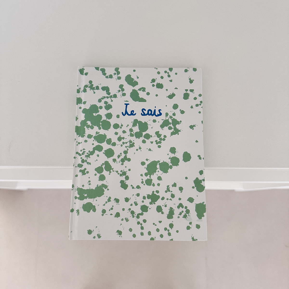 Ins風復古英語は古本の道具ノートを作って写真を撮ってノスタルジックな文芸の手帳のサンプル部屋を撮影します。