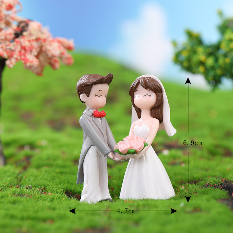Cặp đôi cầm hoa dễ thương, trang trí bánh kem tiểu cảnh DIY móc khóa mini cute (z-CJ-546)