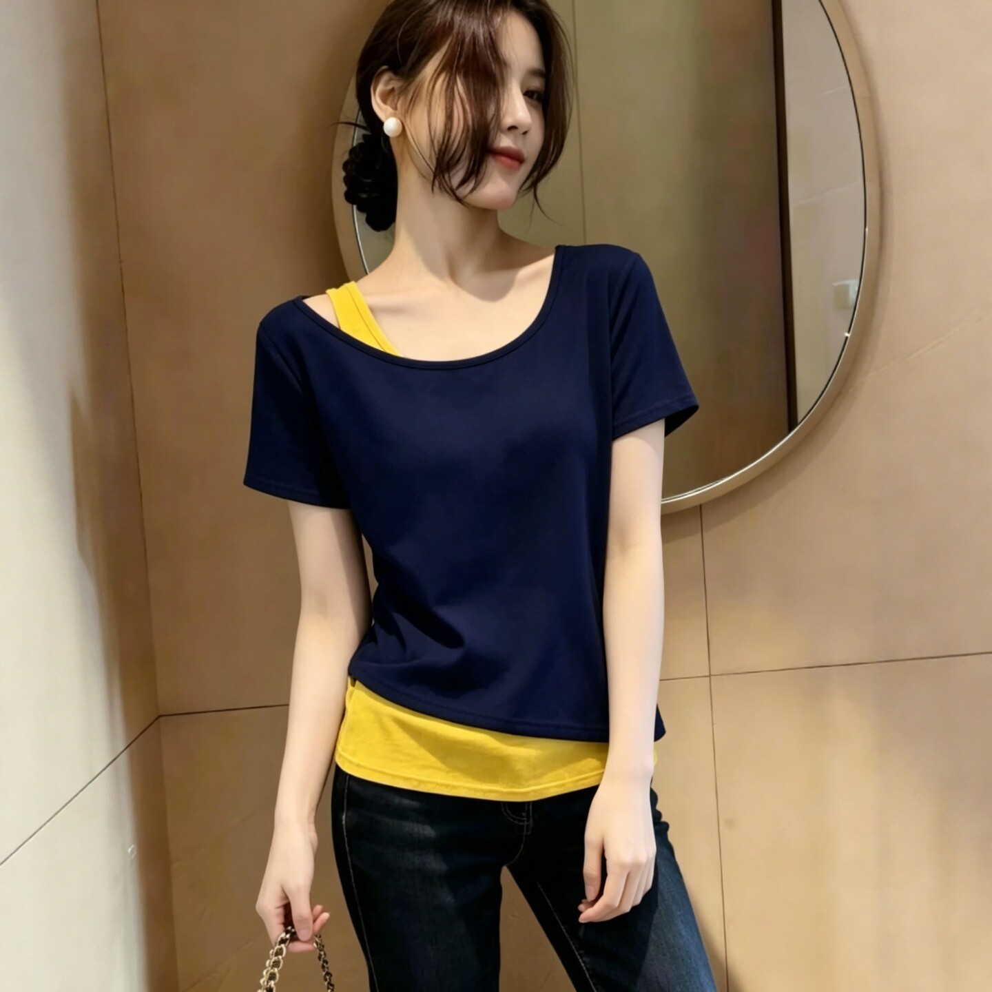 Áo thun nữ tay ngắn cổ tròn phối hai lớp lệch vai, xếp ly eo ôm — Đen đánh vần trắng chi tiết 2